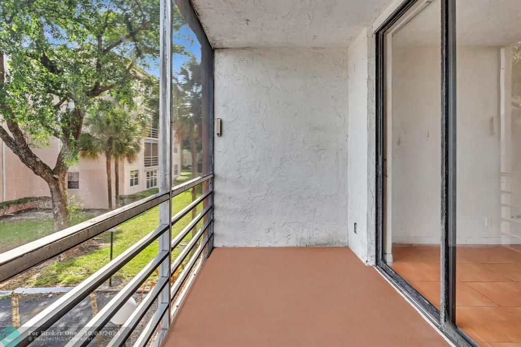 Active With Contract: $109,000 (2 beds, 2 baths, 865 Square Feet)