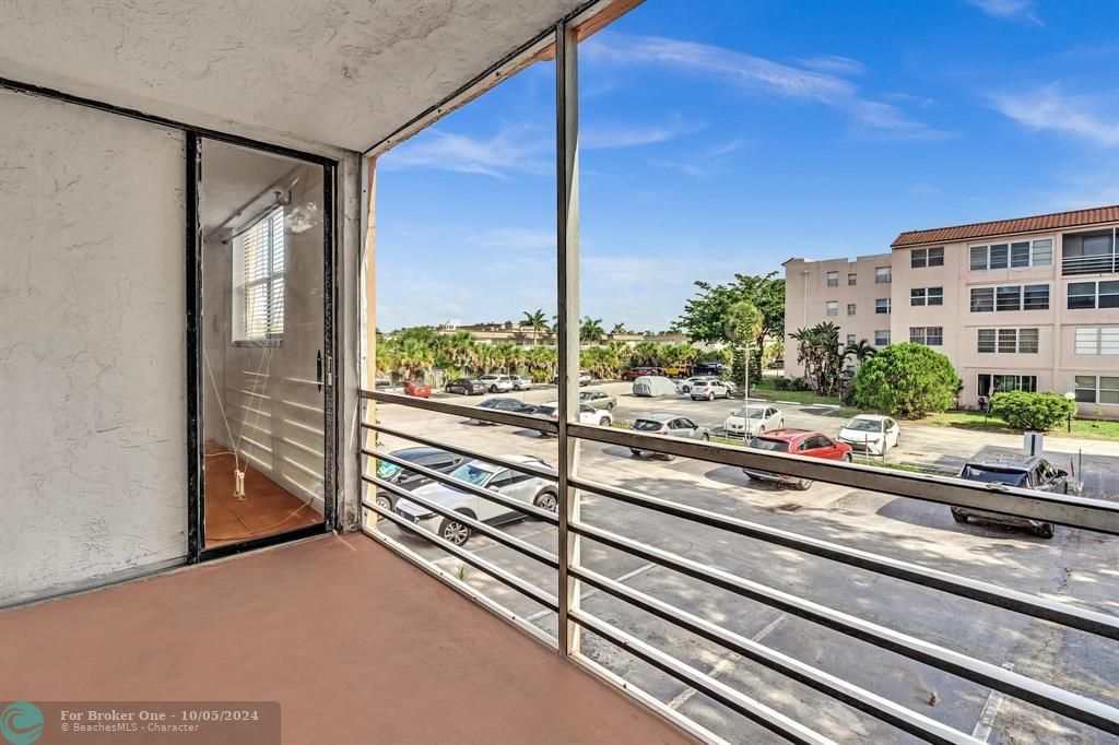 Active With Contract: $109,000 (2 beds, 2 baths, 865 Square Feet)