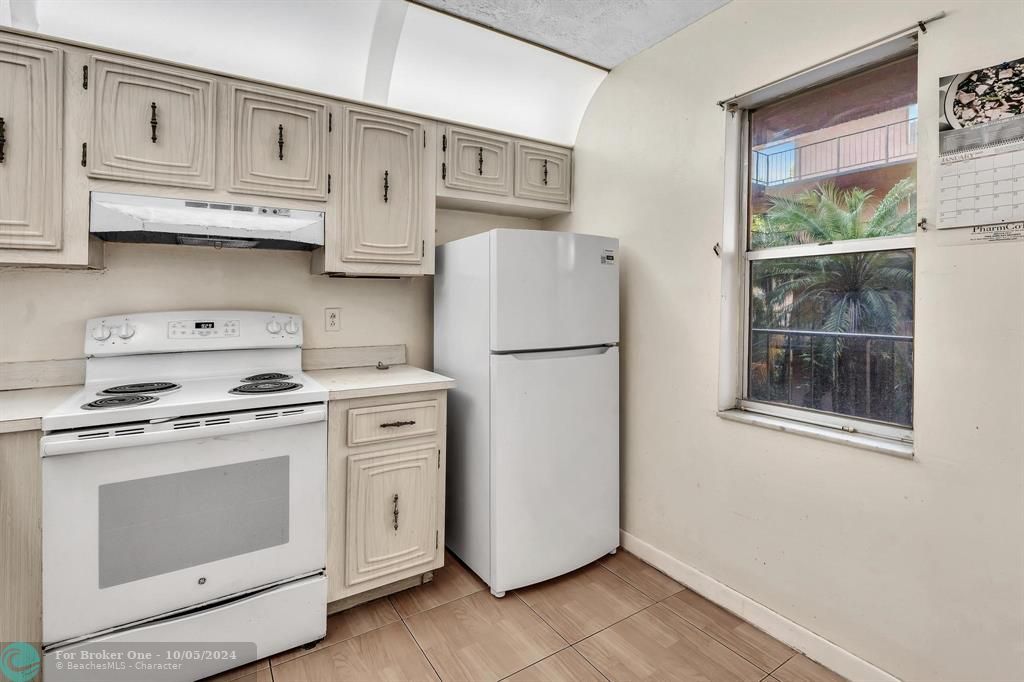 Active With Contract: $109,000 (2 beds, 2 baths, 865 Square Feet)