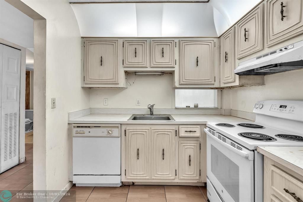 Active With Contract: $109,000 (2 beds, 2 baths, 865 Square Feet)