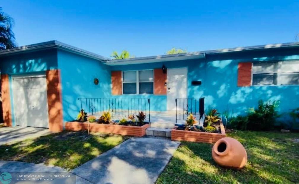 Active With Contract: $2,950 (2 beds, 2 baths, 1218 Square Feet)