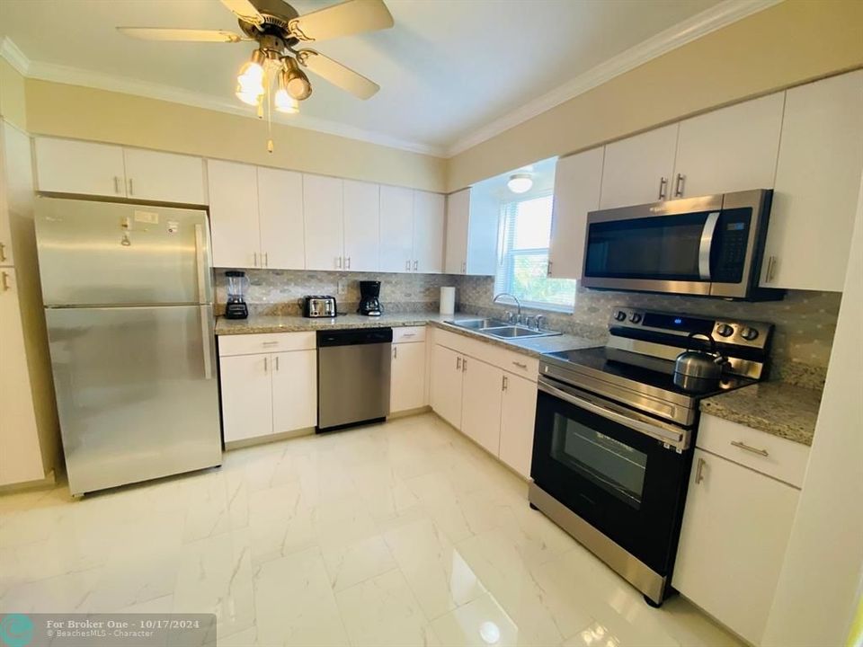 Active With Contract: $2,950 (2 beds, 2 baths, 1218 Square Feet)