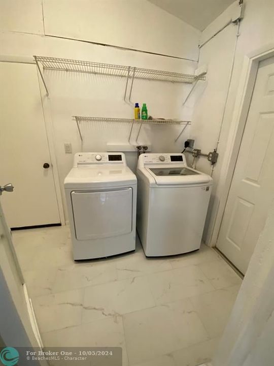 Active With Contract: $2,950 (2 beds, 2 baths, 1218 Square Feet)