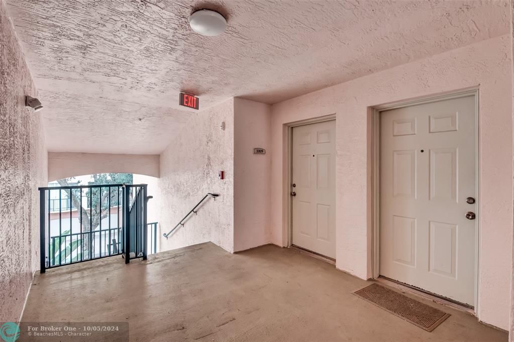 Active With Contract: $2,450 (2 beds, 2 baths, 1054 Square Feet)