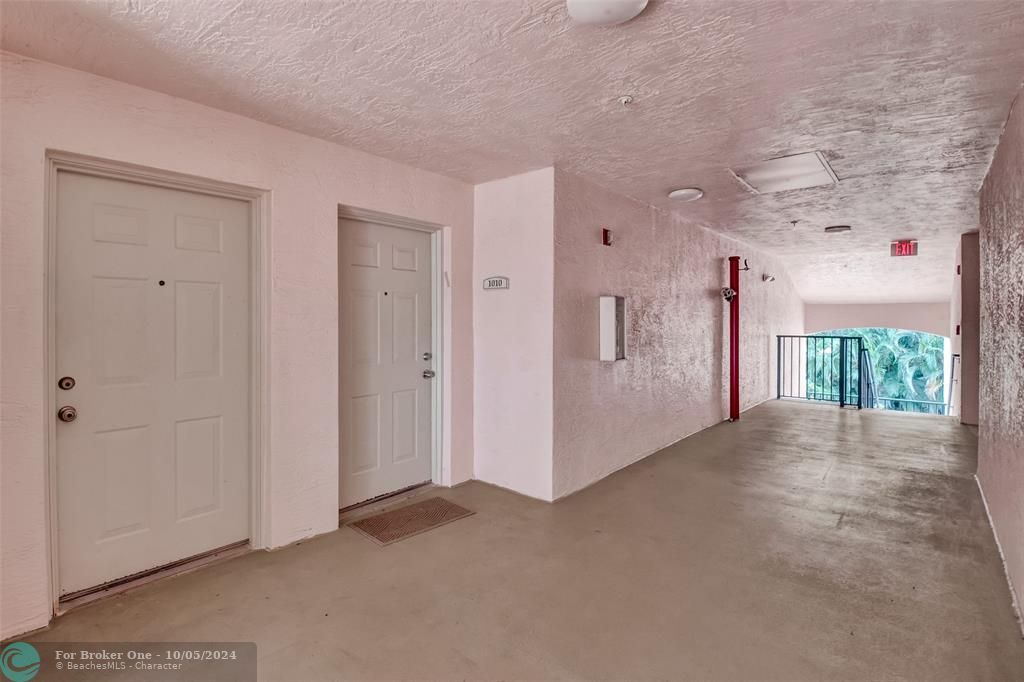 Active With Contract: $2,450 (2 beds, 2 baths, 1054 Square Feet)