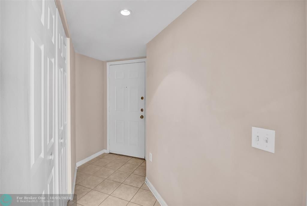 Active With Contract: $2,450 (2 beds, 2 baths, 1054 Square Feet)