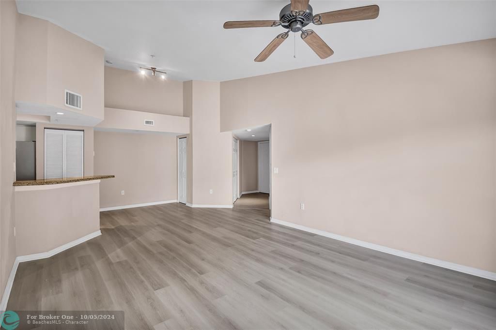 Active With Contract: $2,450 (2 beds, 2 baths, 1054 Square Feet)