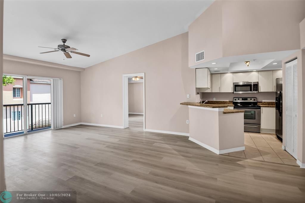 Active With Contract: $2,450 (2 beds, 2 baths, 1054 Square Feet)