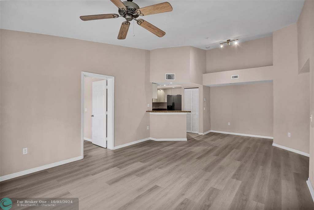 Active With Contract: $2,450 (2 beds, 2 baths, 1054 Square Feet)