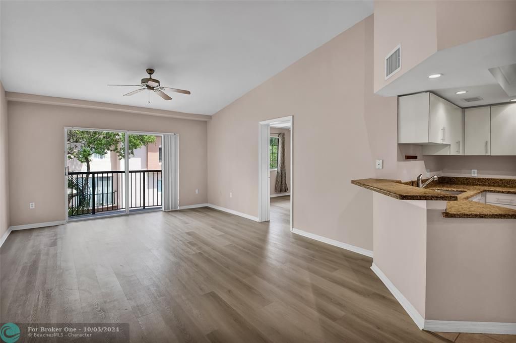 Active With Contract: $2,450 (2 beds, 2 baths, 1054 Square Feet)