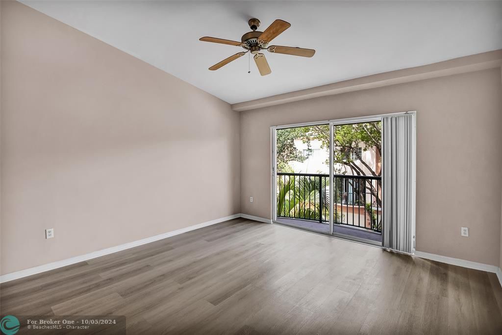 Active With Contract: $2,450 (2 beds, 2 baths, 1054 Square Feet)