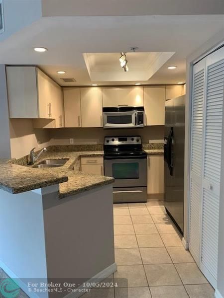 Active With Contract: $2,450 (2 beds, 2 baths, 1054 Square Feet)