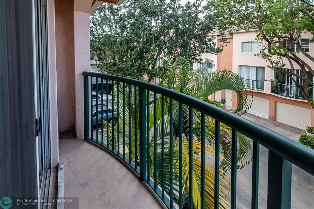 Active With Contract: $2,450 (2 beds, 2 baths, 1054 Square Feet)