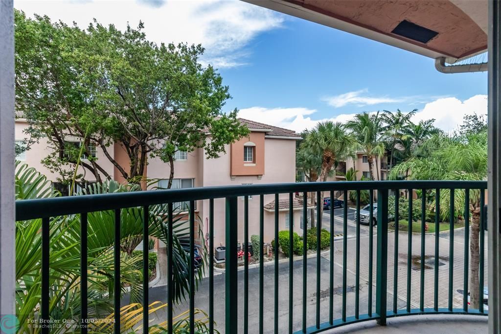 Active With Contract: $2,450 (2 beds, 2 baths, 1054 Square Feet)