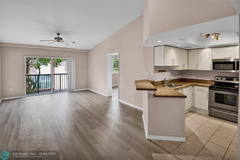 Active With Contract: $2,450 (2 beds, 2 baths, 1054 Square Feet)