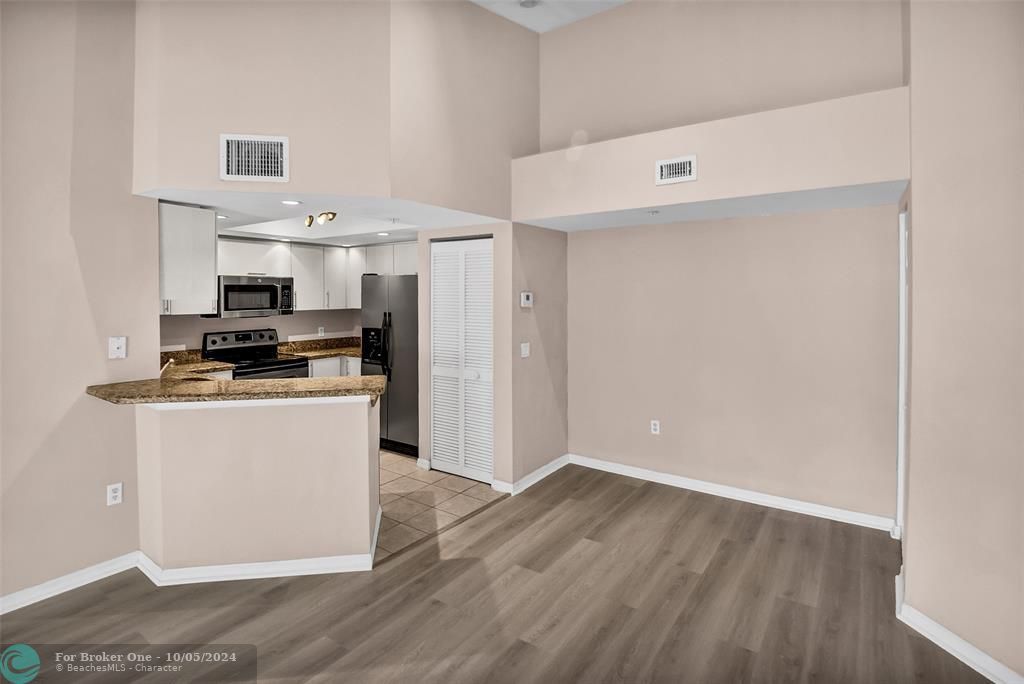 Active With Contract: $2,450 (2 beds, 2 baths, 1054 Square Feet)