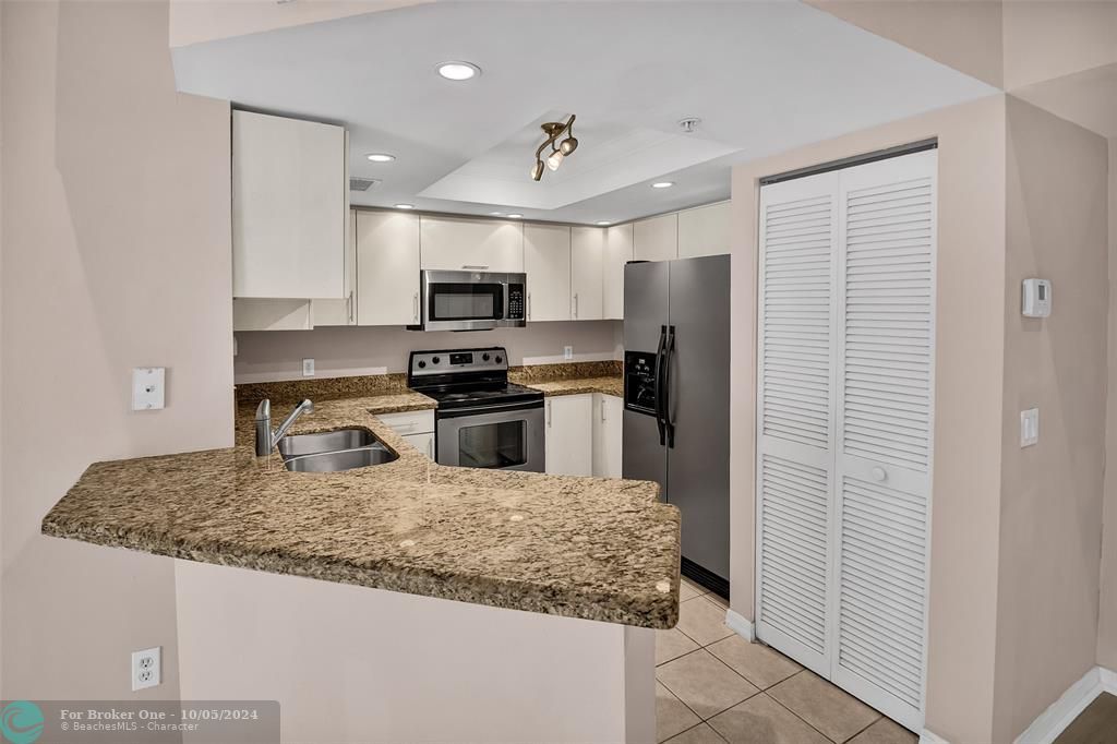 Active With Contract: $2,450 (2 beds, 2 baths, 1054 Square Feet)