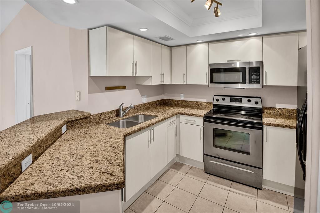 Active With Contract: $2,450 (2 beds, 2 baths, 1054 Square Feet)