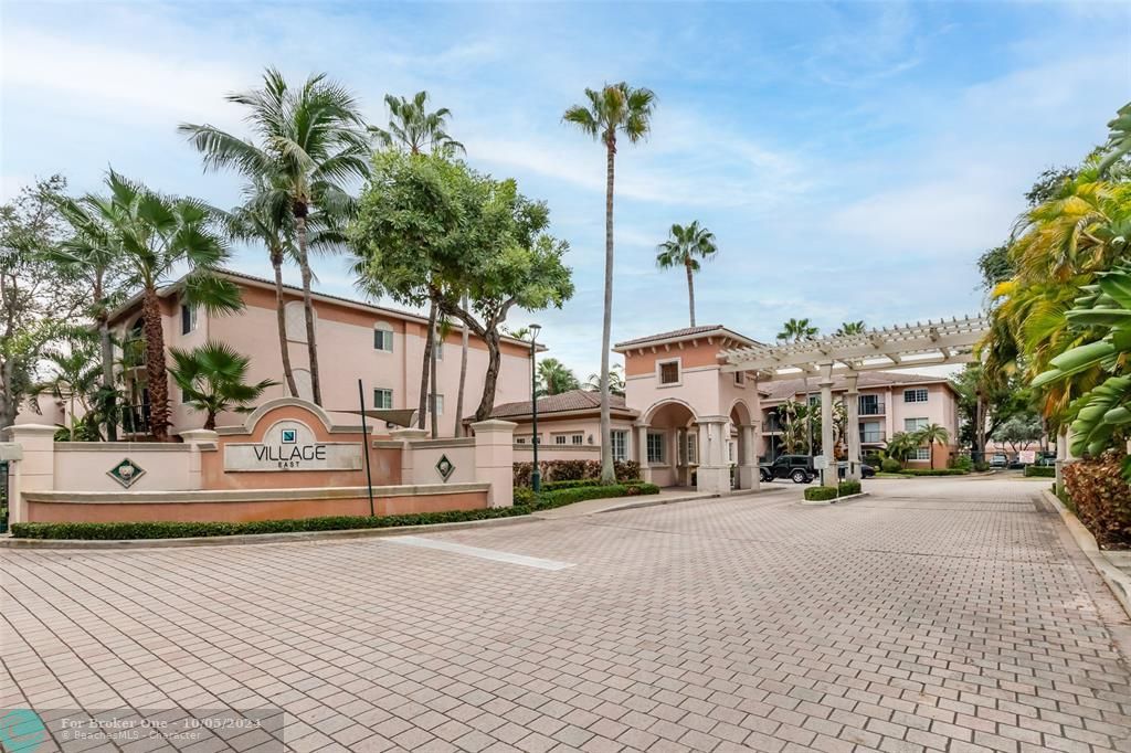 Active With Contract: $2,450 (2 beds, 2 baths, 1054 Square Feet)