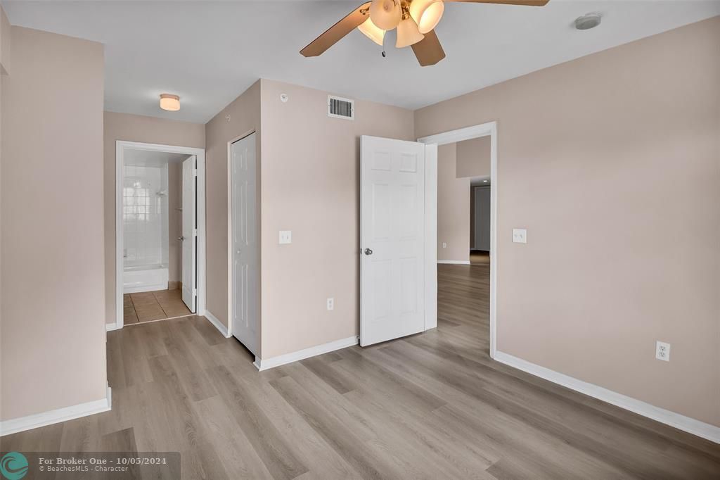 Active With Contract: $2,450 (2 beds, 2 baths, 1054 Square Feet)