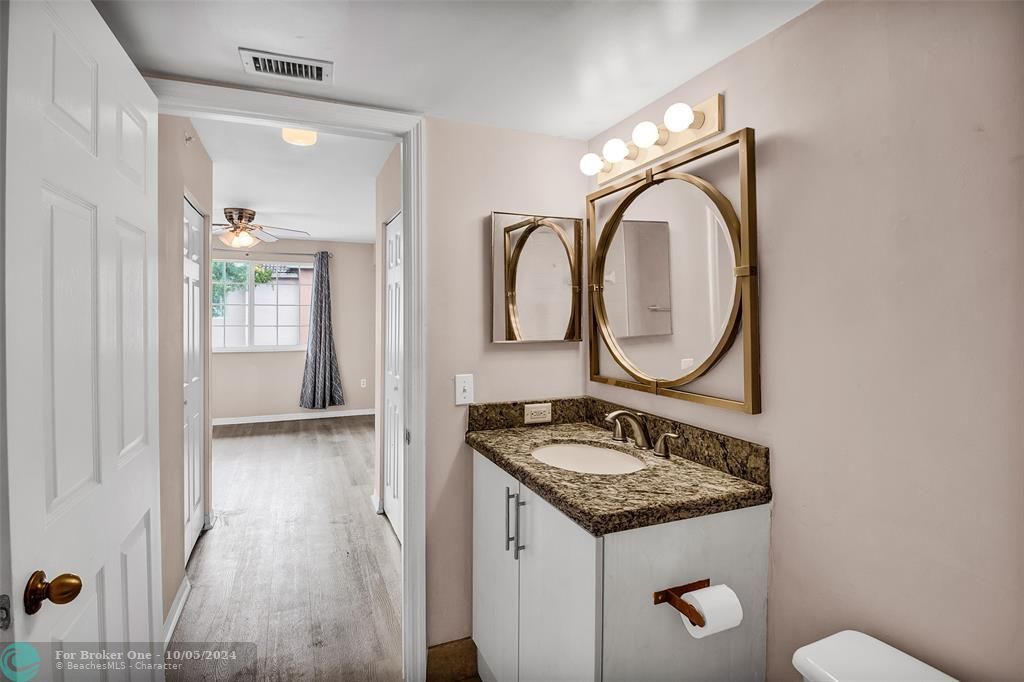 Active With Contract: $2,450 (2 beds, 2 baths, 1054 Square Feet)