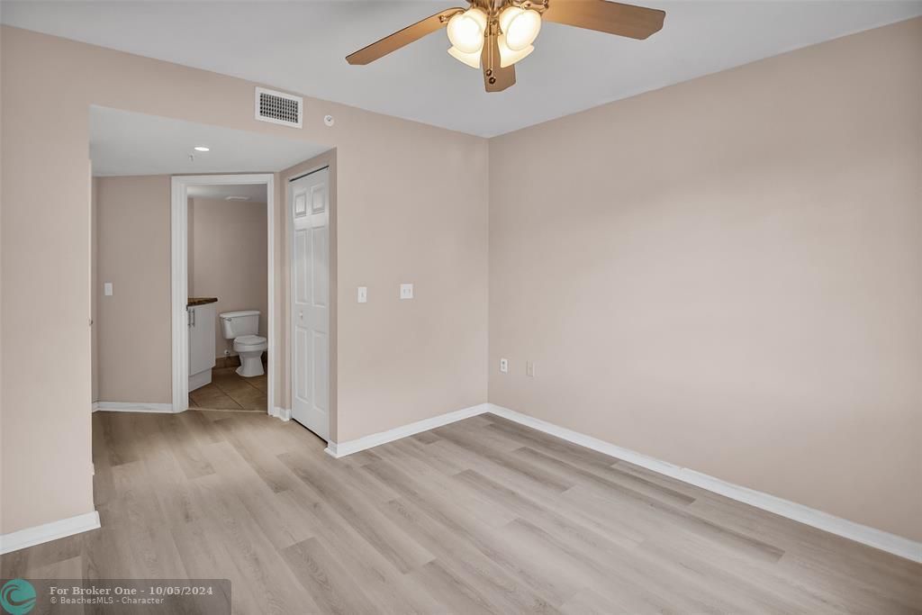 Active With Contract: $2,450 (2 beds, 2 baths, 1054 Square Feet)