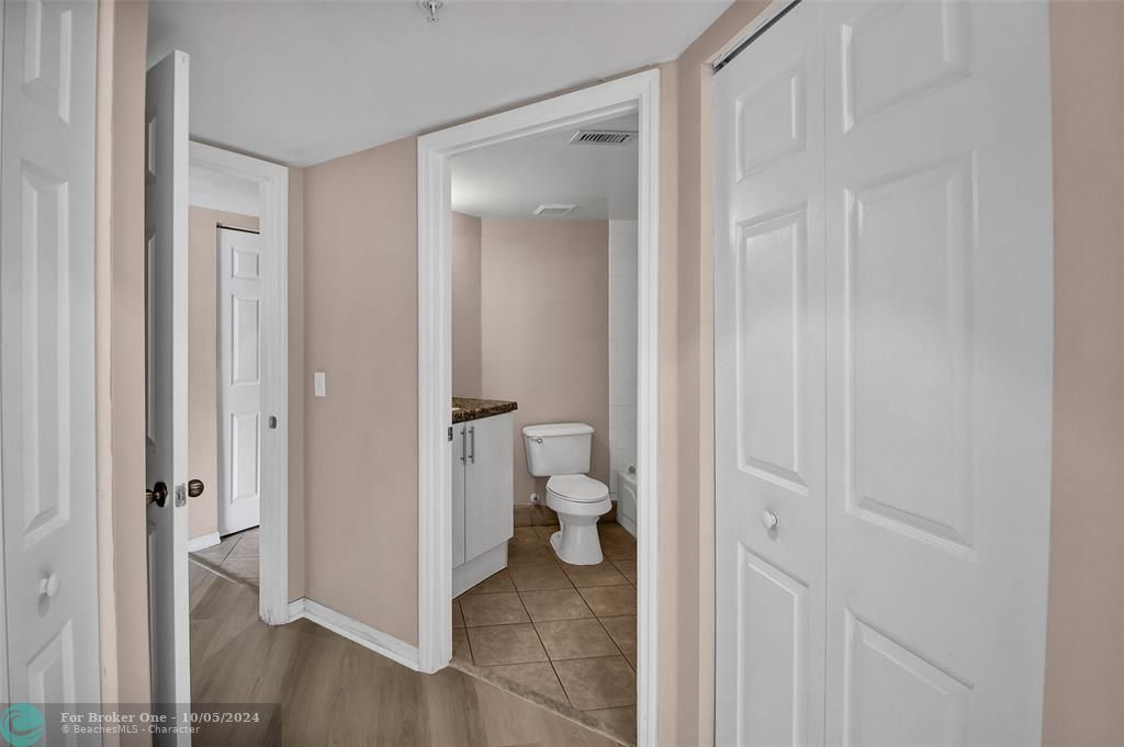 Active With Contract: $2,450 (2 beds, 2 baths, 1054 Square Feet)