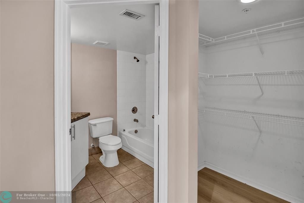 Active With Contract: $2,450 (2 beds, 2 baths, 1054 Square Feet)