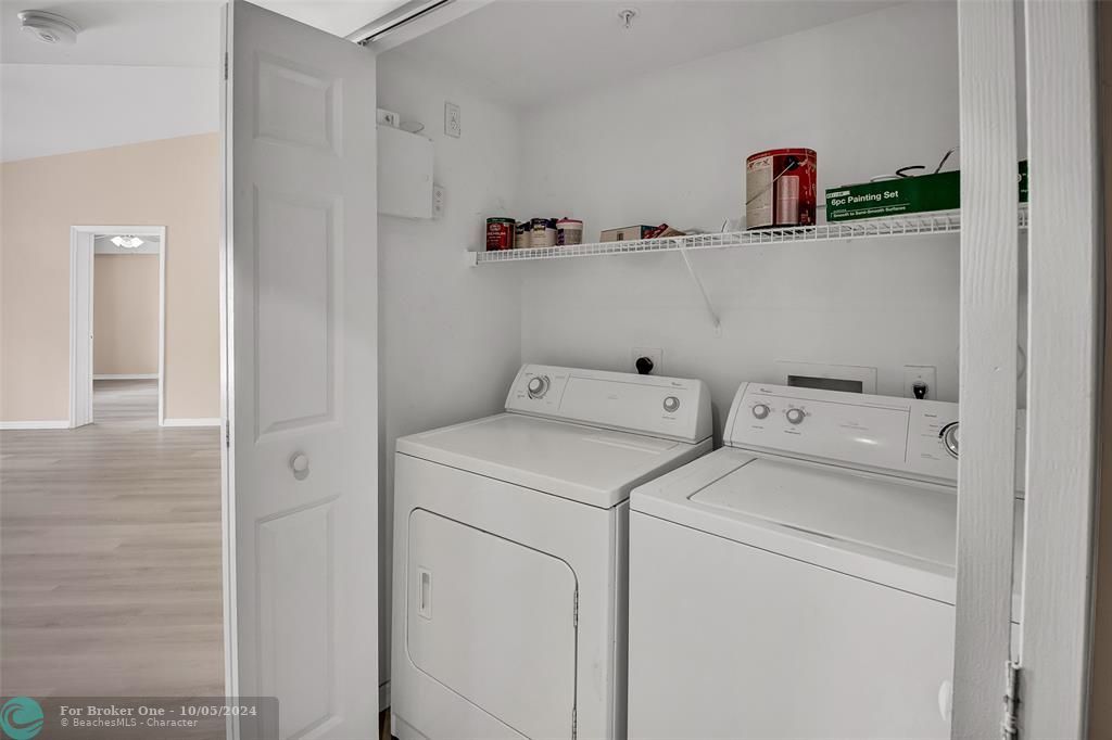 Active With Contract: $2,450 (2 beds, 2 baths, 1054 Square Feet)