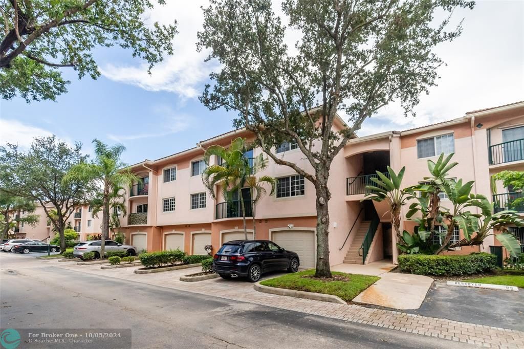 Active With Contract: $2,450 (2 beds, 2 baths, 1054 Square Feet)