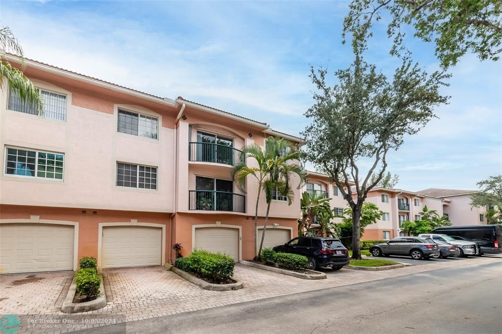 Active With Contract: $2,450 (2 beds, 2 baths, 1054 Square Feet)