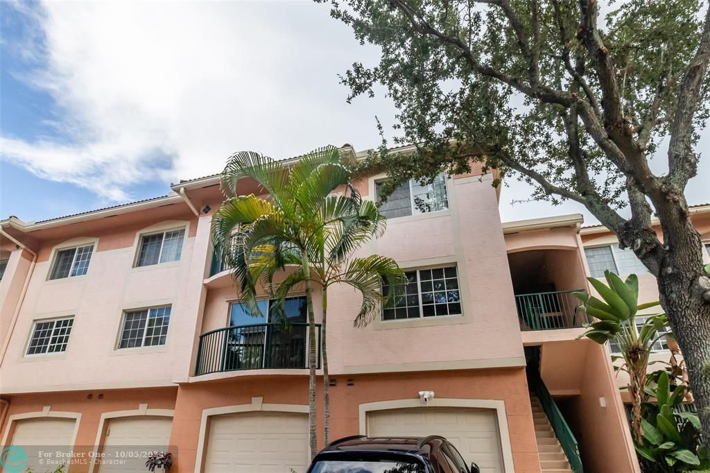 Active With Contract: $2,450 (2 beds, 2 baths, 1054 Square Feet)