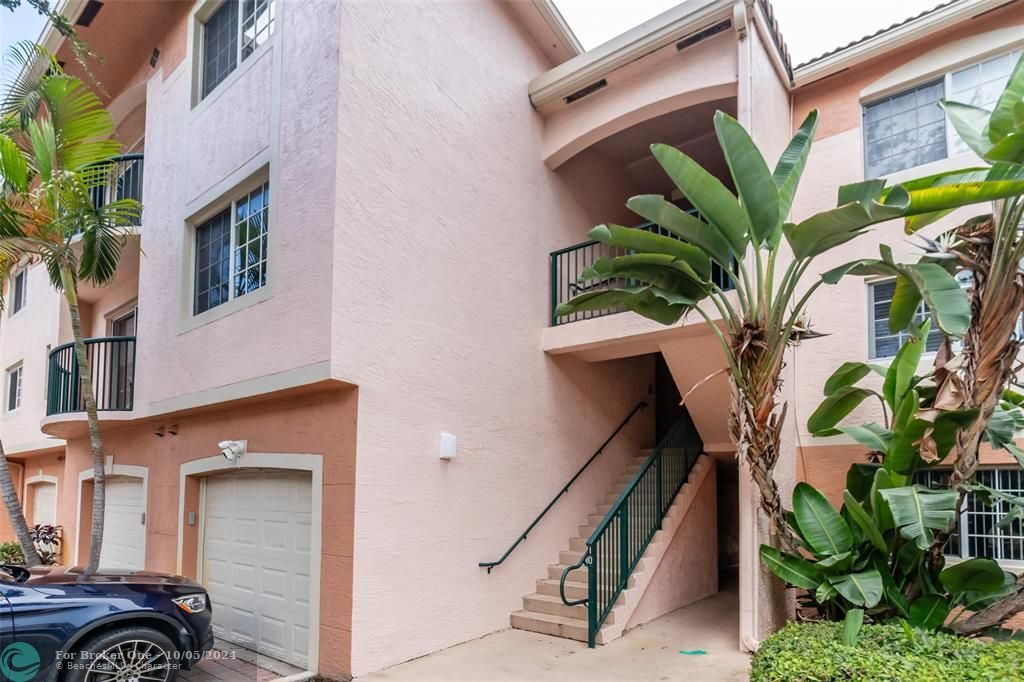 Active With Contract: $2,450 (2 beds, 2 baths, 1054 Square Feet)