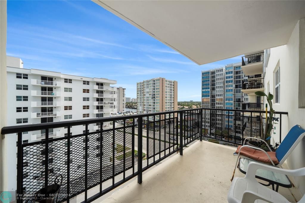 For Sale: $579,000 (2 beds, 2 baths, 1450 Square Feet)