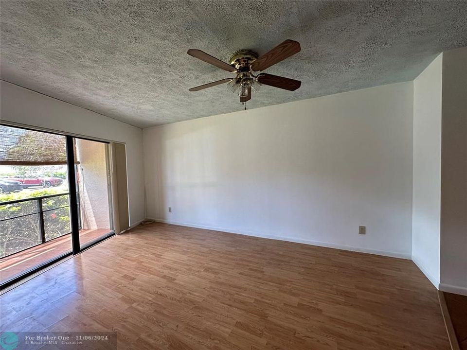 For Sale: $169,000 (1 beds, 1 baths, 708 Square Feet)