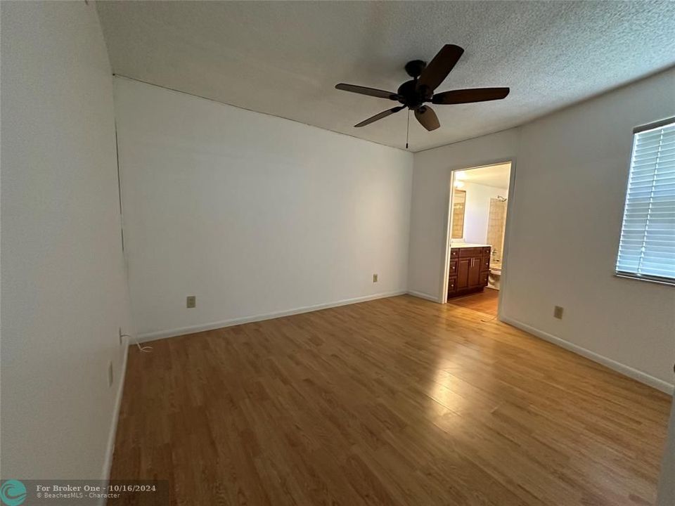 For Sale: $169,000 (1 beds, 1 baths, 708 Square Feet)