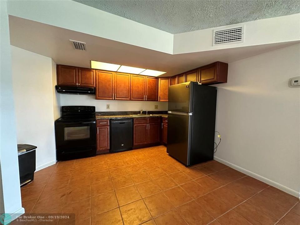 For Sale: $169,000 (1 beds, 1 baths, 708 Square Feet)