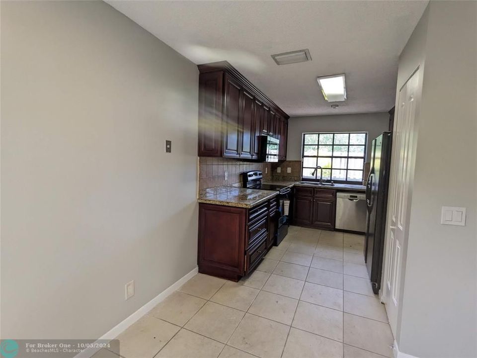 For Rent: $2,900 (3 beds, 2 baths, 1410 Square Feet)