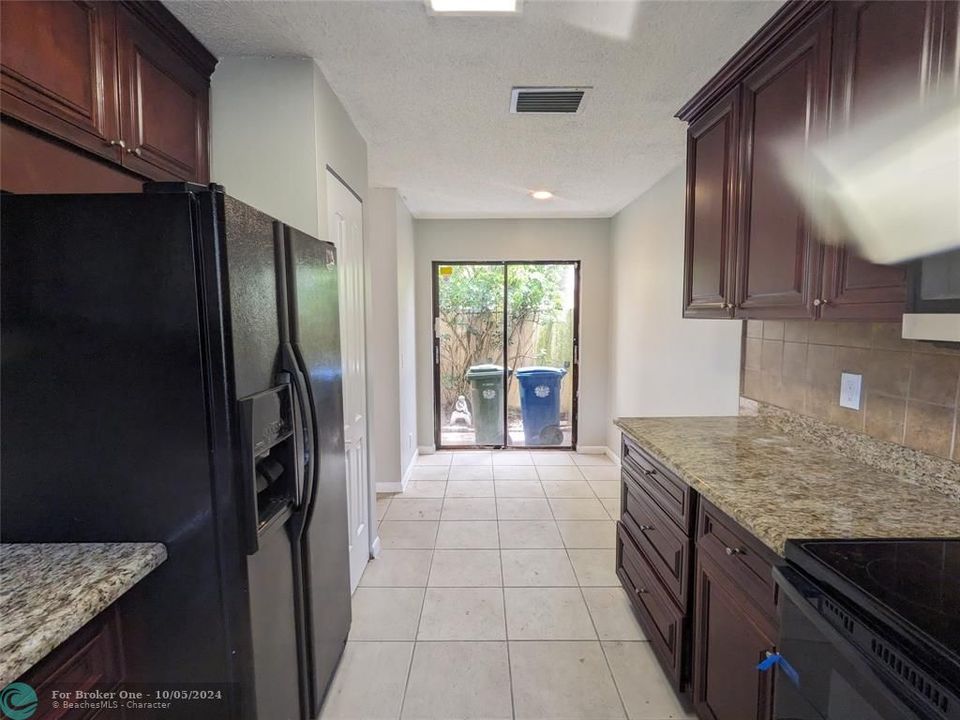 For Rent: $2,900 (3 beds, 2 baths, 1410 Square Feet)