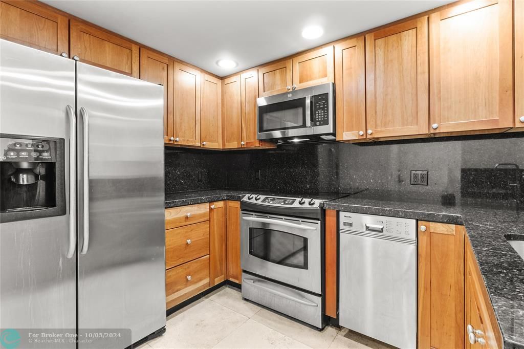 For Rent: $2,400 (2 beds, 2 baths, 1127 Square Feet)