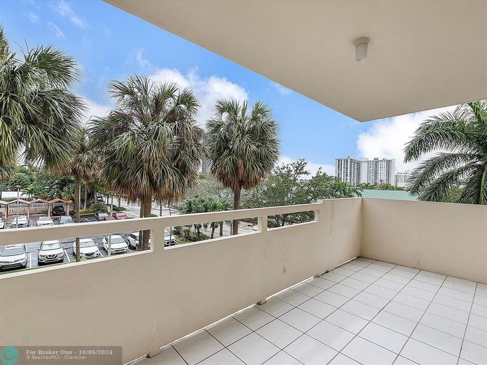 For Sale: $289,000 (2 beds, 2 baths, 1087 Square Feet)