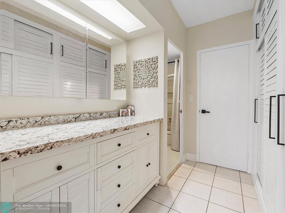 For Sale: $289,000 (2 beds, 2 baths, 1087 Square Feet)