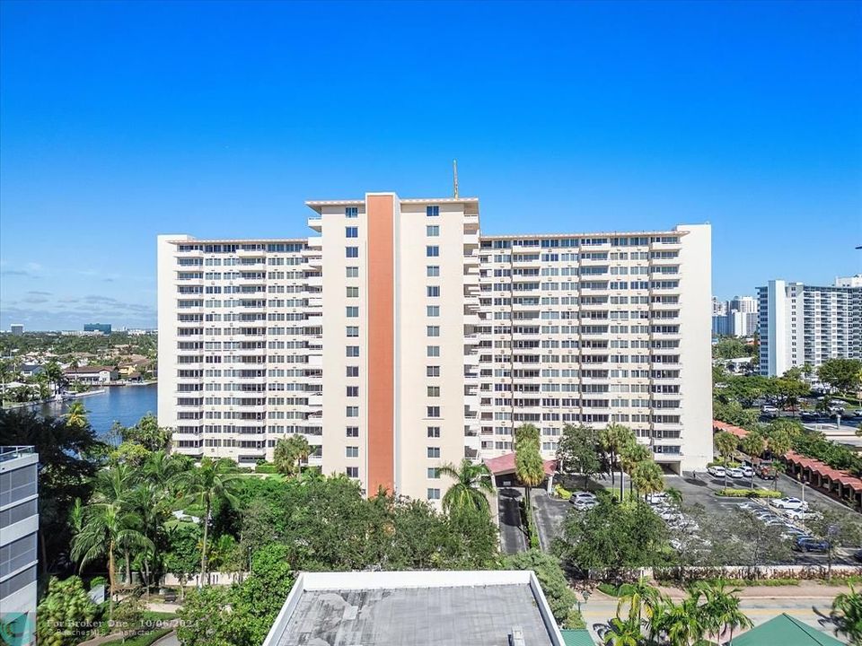 For Sale: $289,000 (2 beds, 2 baths, 1087 Square Feet)