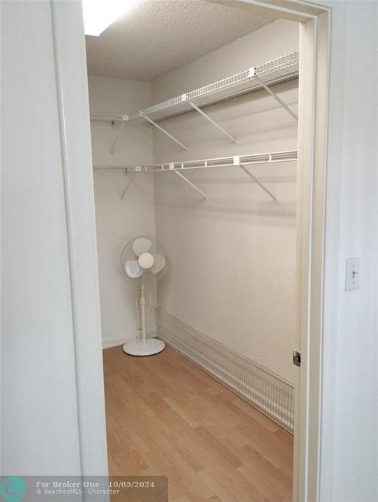 Active With Contract: $1,800 (2 beds, 2 baths, 1275 Square Feet)