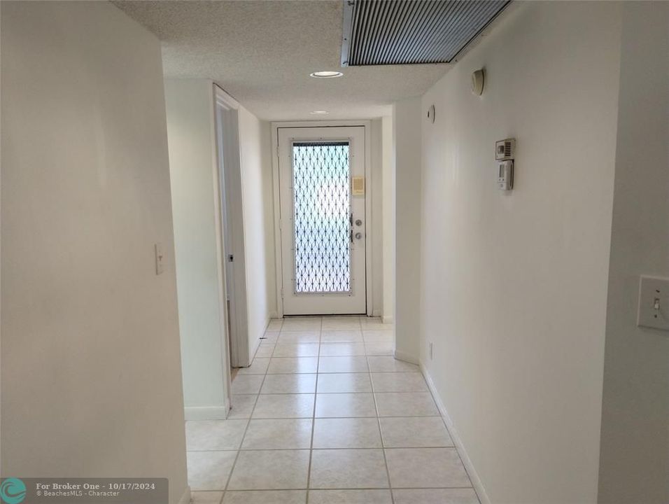 Active With Contract: $1,800 (2 beds, 2 baths, 1275 Square Feet)