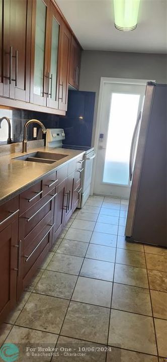 For Sale: $1,800 (1 beds, 1 baths, 600 Square Feet)