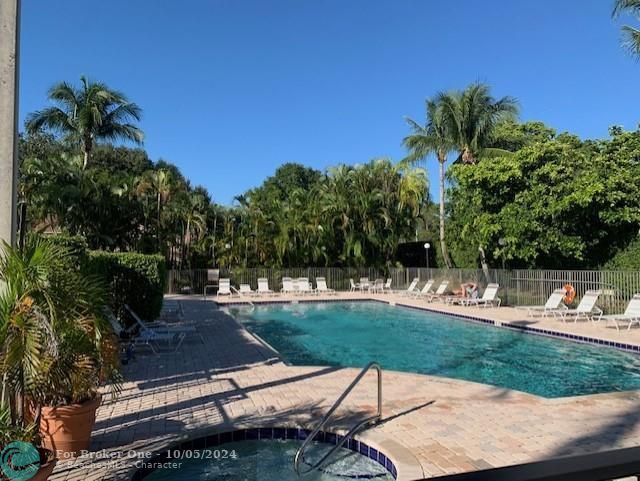 Recently Sold: $319,000 (2 beds, 2 baths, 1304 Square Feet)