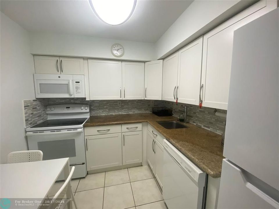 Recently Rented: $1,800 (1 beds, 1 baths, 725 Square Feet)