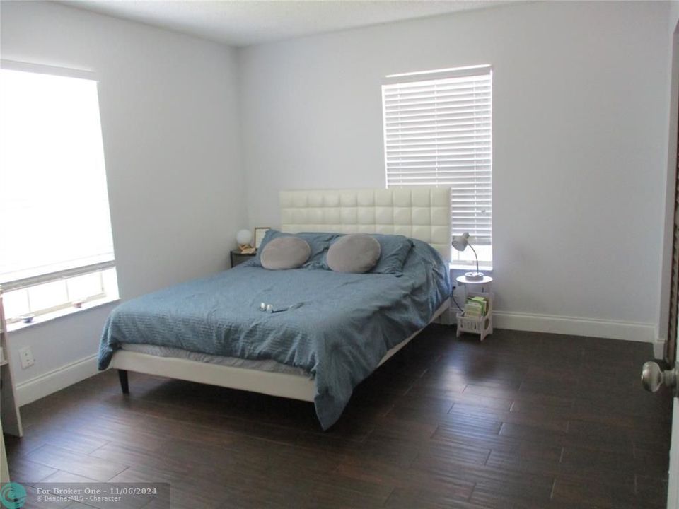 Recently Rented: $2,575 (2 beds, 2 baths, 981 Square Feet)