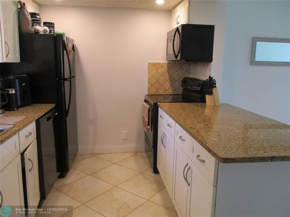 Recently Rented: $2,575 (2 beds, 2 baths, 981 Square Feet)